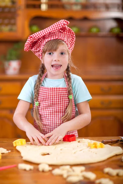 Feliz niña sonriente chef en la cocina, jugando — Foto de Stock