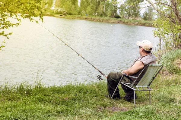 Uomo anziano pesca — Foto Stock