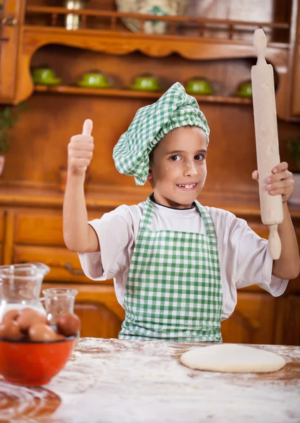 Jovem engraçado menino brincando com a farinha na cozinha — Fotografia de Stock