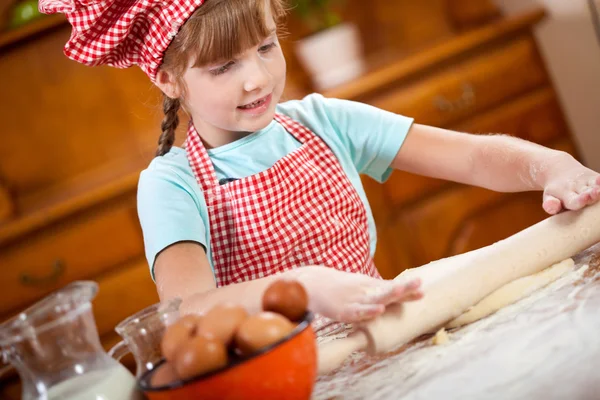 Heureux sourire jeune fille chef dans la cuisine, jouer — Photo