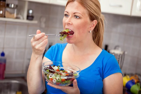 Femme enceinte saine mangeant de la salade de légumes — Photo