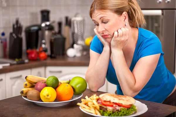 Comida chatarra o comida saludable, concepto de mujer embarazada a dieta — Foto de Stock