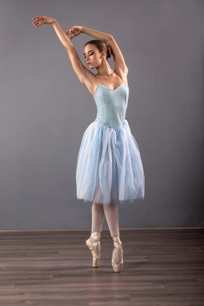 Jonge ballerina in ballet pose klassieke dans — Stockfoto