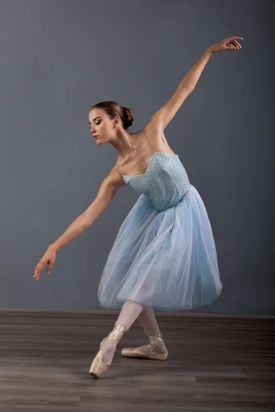 Jonge ballerina in ballet pose klassieke dans — Stockfoto