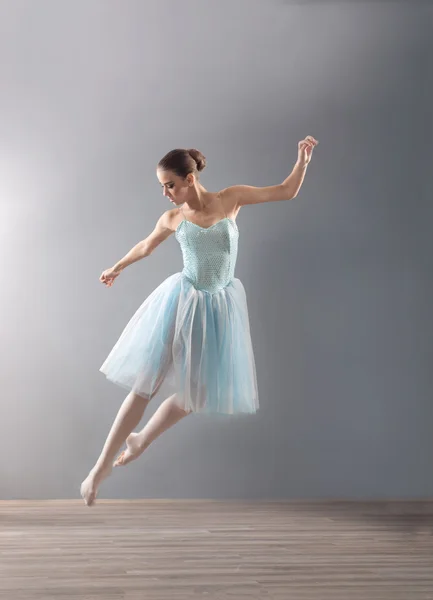 Jonge ballerina in ballet pose klassieke dans — Stockfoto