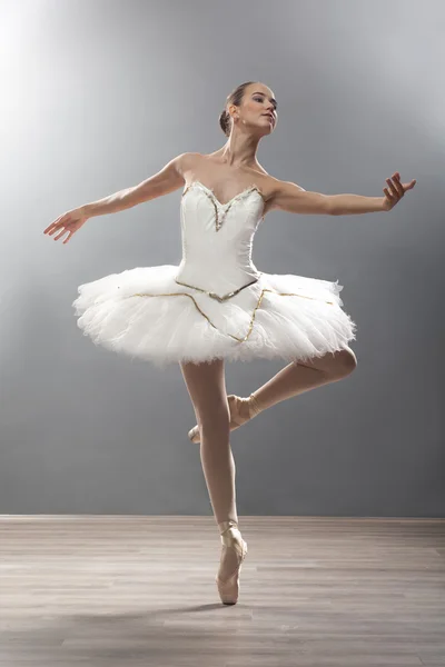 Jonge ballerina in ballet pose klassieke dans — Stockfoto