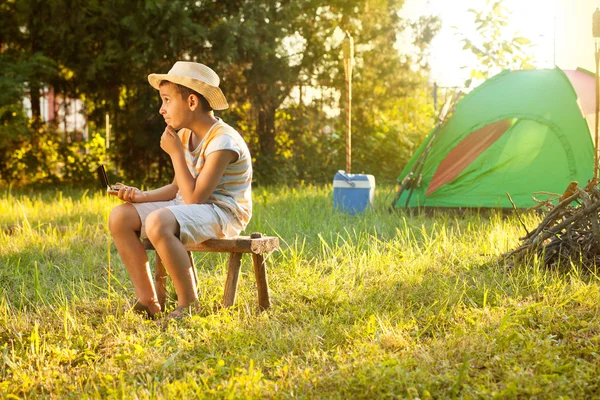 Acampamento na tenda - jovem rapaz em um acampamento — Fotografia de Stock