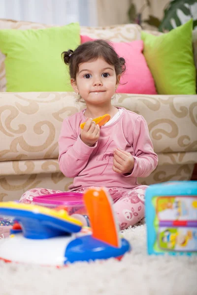 Roztomilá malá batole dívka si hraje s hračkou v pokoji — Stock fotografie
