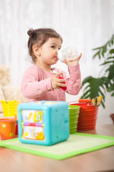 Carino poco bambino ragazza acqua potabile da una bottiglia — Foto Stock