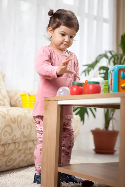 Sevimli küçük yürümeye başlayan çocuk kız Oda oyuncak ile oyun — Stok fotoğraf