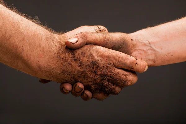 Vuile handen van het land van boeren die handen schudden — Stockfoto