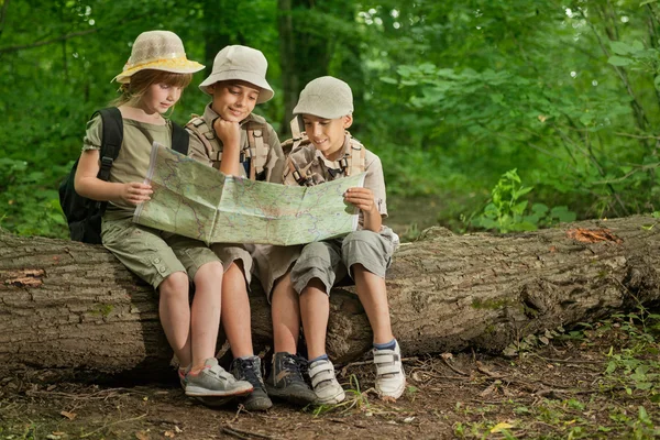 Camps d'été, enfants scouts camper et lire la carte en forêt — Photo