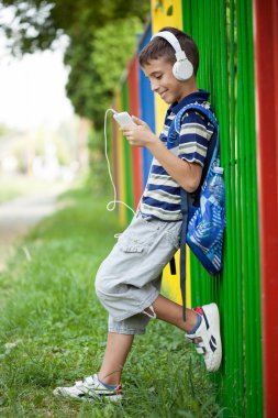 okul çocuk çit ve sm üzerinden müzik dinlemek için sonraki ayakta