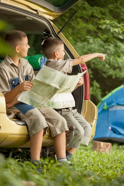 Familie mit Auto in der Natur lesen Karte und camping — Stockfoto