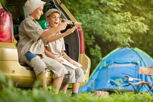 Família com carro na natureza camping — Fotografia de Stock