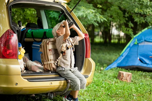 Ragazzo con auto in campeggio natura — Foto Stock