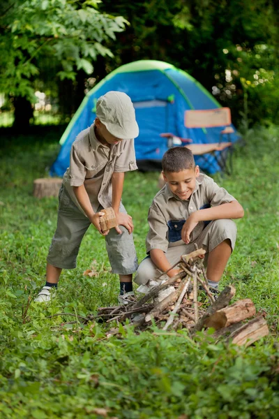 bir kamp gezisinde çocuklara bir ateş yakıp öğrenin