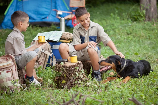 Enfants excités en voyage de camping — Photo