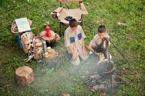 Niños emocionados en un viaje de camping — Foto de Stock