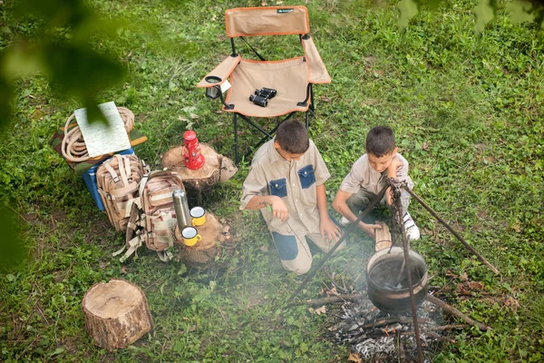 Aufgeregte Kinder auf einem Zeltausflug — Stockfoto