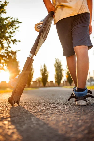 Pojke med skateboard — Stockfoto