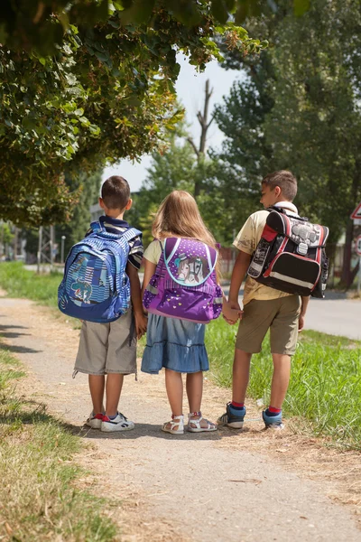 Dvě mladý bratr a sestra s batohem spolu chodíme do školy — Stock fotografie