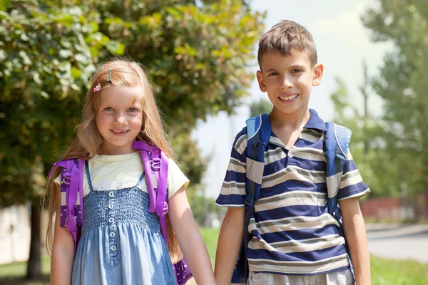 Bruder und Schwester gehen gemeinsam zur Schule — Stockfoto