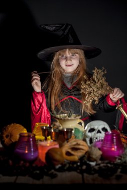 Küçük şirin halloween cadı büyü pot üzerinde okuma