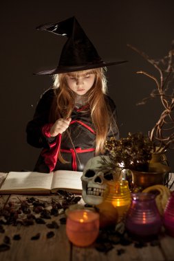 Cadılar Bayramı. bir sihirli değnek ile neşeli küçük cadı 