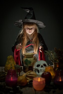 Küçük şirin halloween cadı büyü pot üzerinde okuma