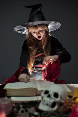 Cadılar Bayramı. neşeli küçük cadı