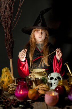 Küçük şirin halloween cadı büyü pot üzerinde okuma