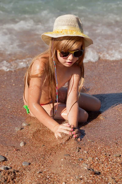 可爱的女孩，在热带的海滩，海滩 — 图库照片