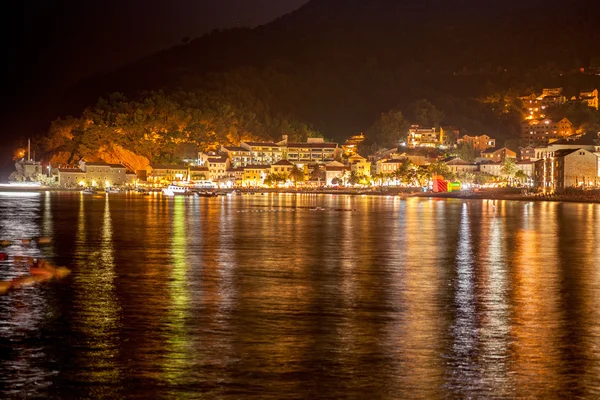 Güzel bir gece manzara sahil Petrovac şehir, Montenegr