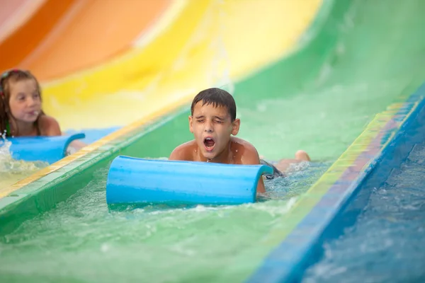 Divertido niño emocionado disfrutando de vacaciones de verano en el parque acuático —  Fotos de Stock