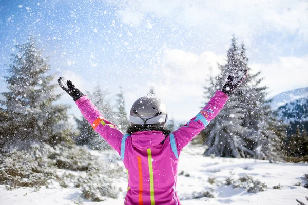 Glada skidåkare kvinna på berget — Stockfoto
