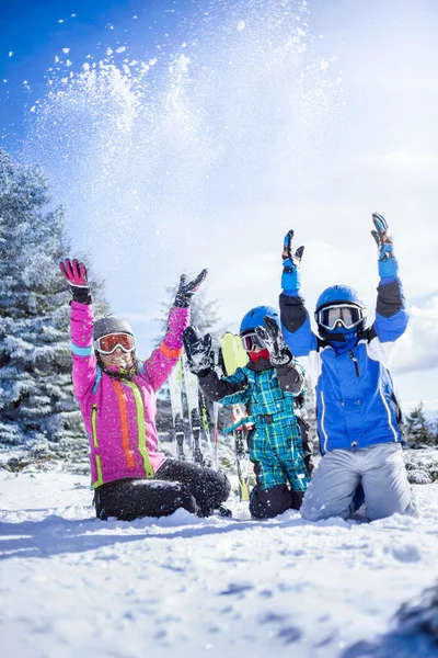 Vinter, skidor, sol och kul - lycklig familj i skidorten — Stockfoto