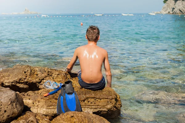 Glücklicher Junge mit Schnorchelmaske bereit zum Tauchen im Meer — Stockfoto