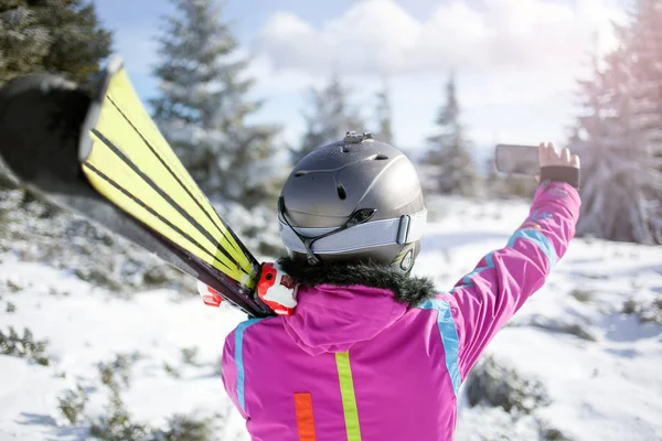 Gelukkige vrouw die selfie op winter mountain — Stockfoto