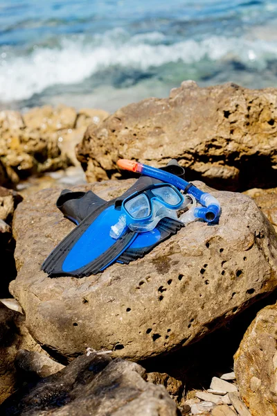 Taucherausrüstung - blaue Taucherbrille, Schnorchel und Schwimmflossen — Stockfoto