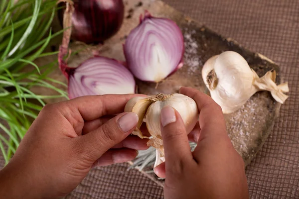 Frau schält Knoblauch, aus nächster Nähe — Stockfoto