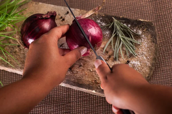 Primer plano de la mujer cortando cebolla en la tabla de cortar —  Fotos de Stock