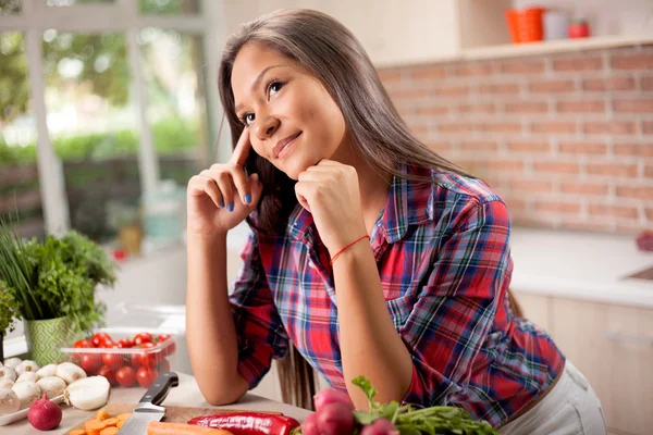 Ritratto di giovane asiatica bella donna a casa in cucina — Foto Stock