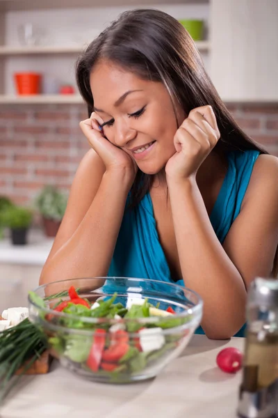 Joven asiático mujer mujeres haciendo fresco ensalada — Foto de Stock