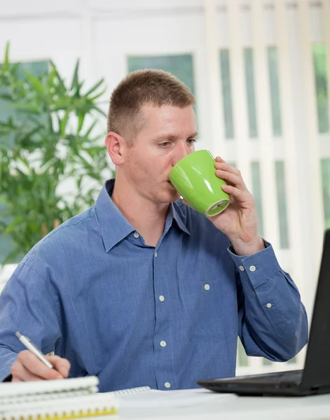 Uomo d'affari maschio caucasico guardando schermo del computer e tenere premuto — Foto Stock