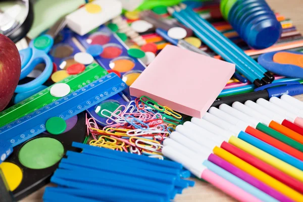 Fondo completo de un surtido colorido de útiles escolares — Foto de Stock