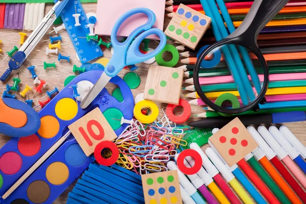 Fournitures scolaires et de bureau, retour à l'école — Photo