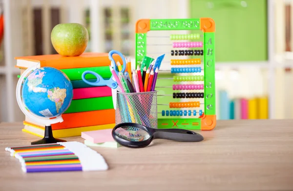 Abacus, globo terráqueo, libros y lápices sobre la mesa, vuelta al concepto escolar —  Fotos de Stock