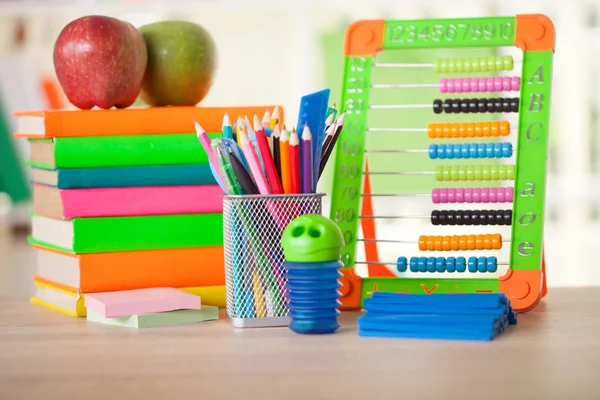 Abacus, libros y lápices sobre la mesa, vuelta al concepto escolar — Foto de Stock