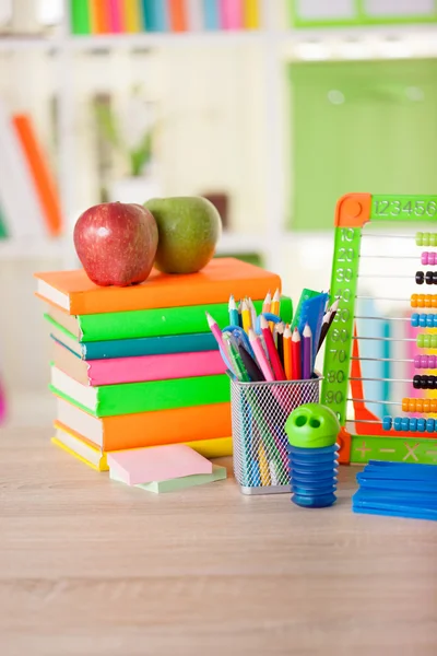 Abacus, książki i kredki na stole, powrót do koncepcji szkoły — Zdjęcie stockowe